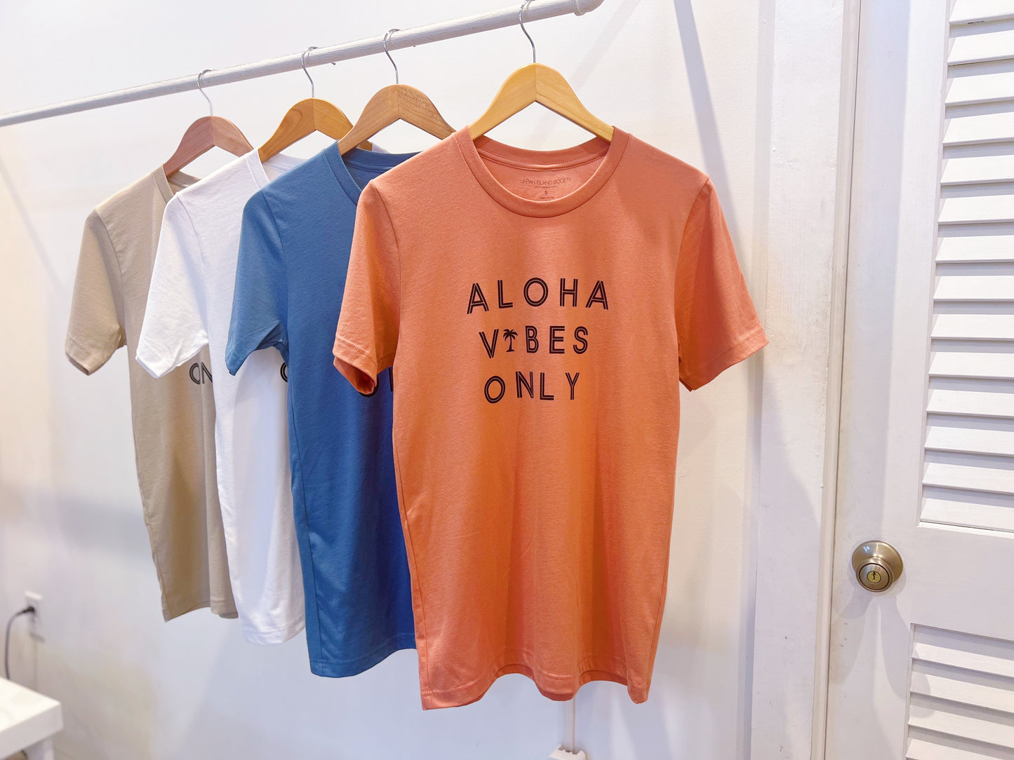 New ALOHA VIBES Tee