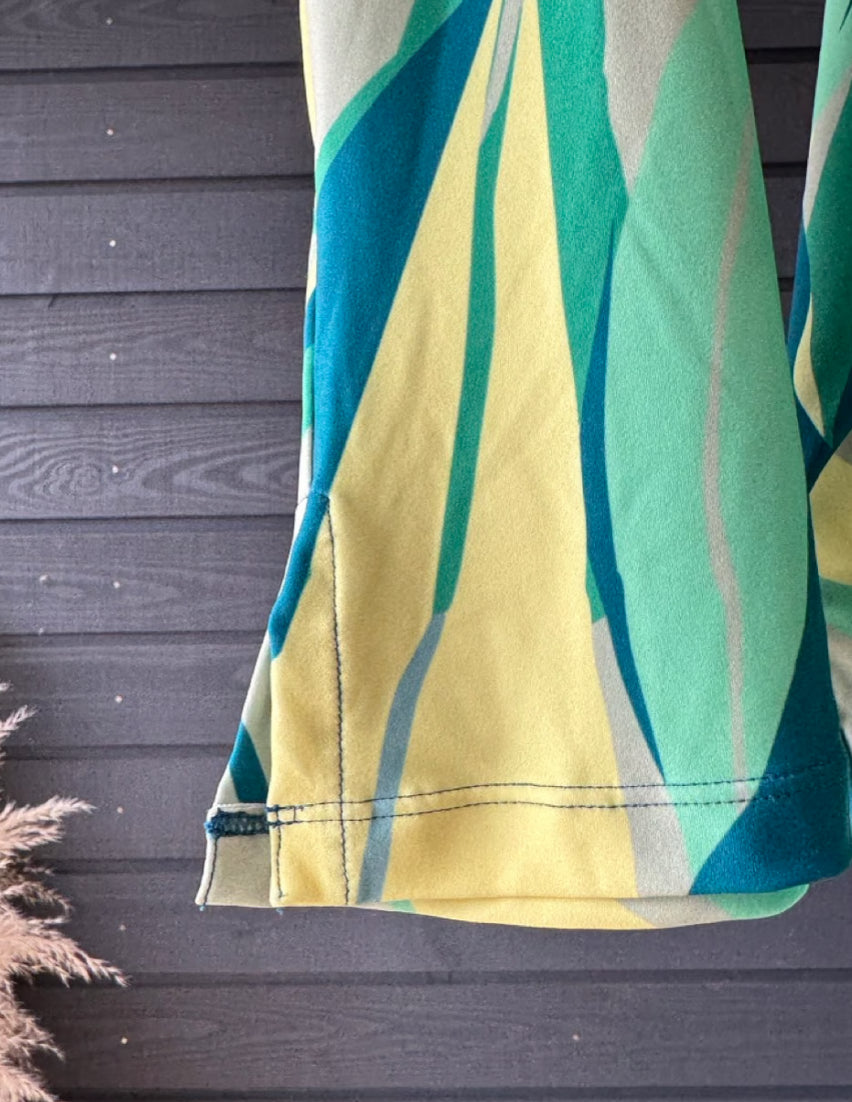 Tropic Leaf Flare Capri Leggings