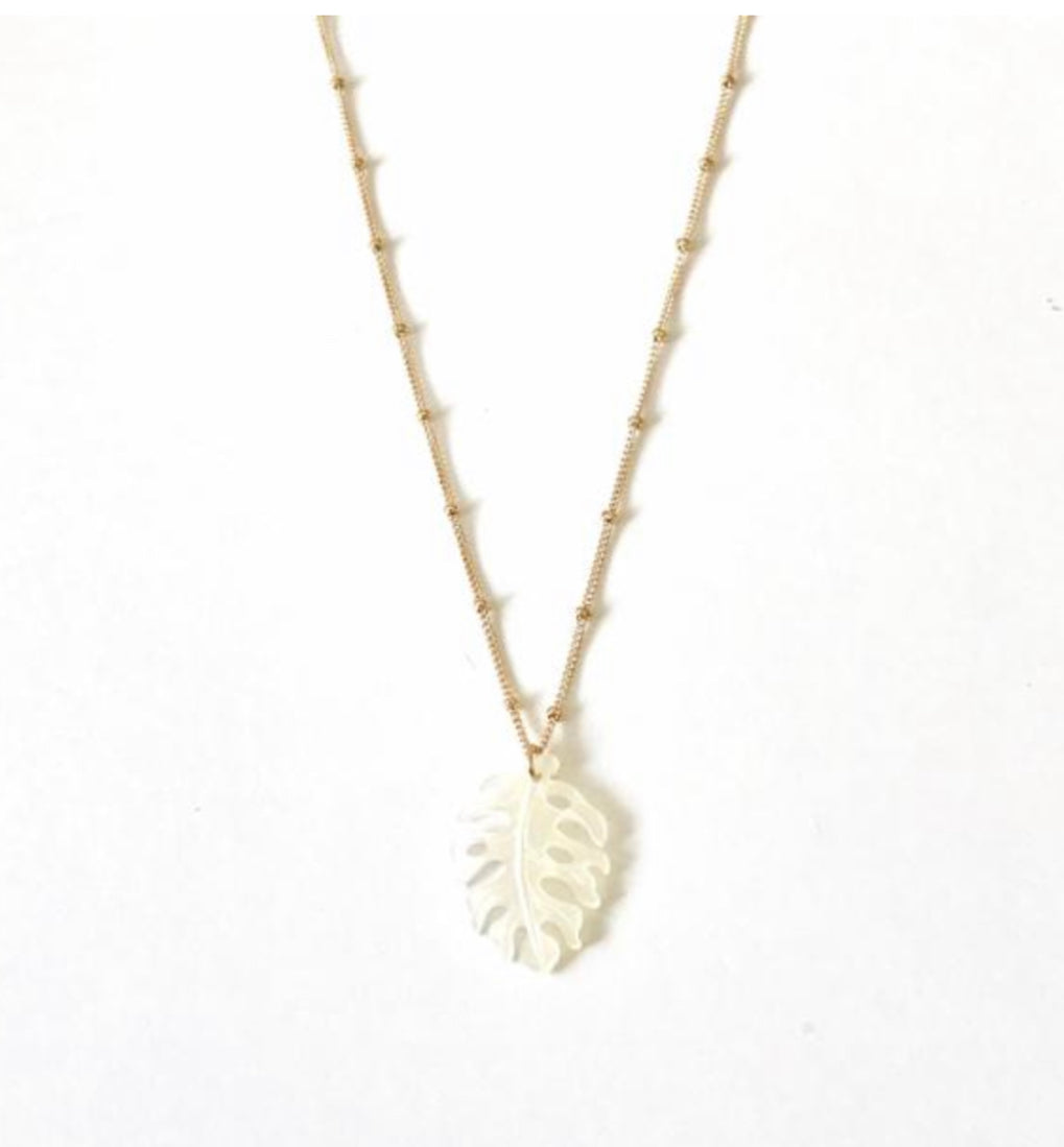 KOMAKAI JEWELRY MOP monstera necklace