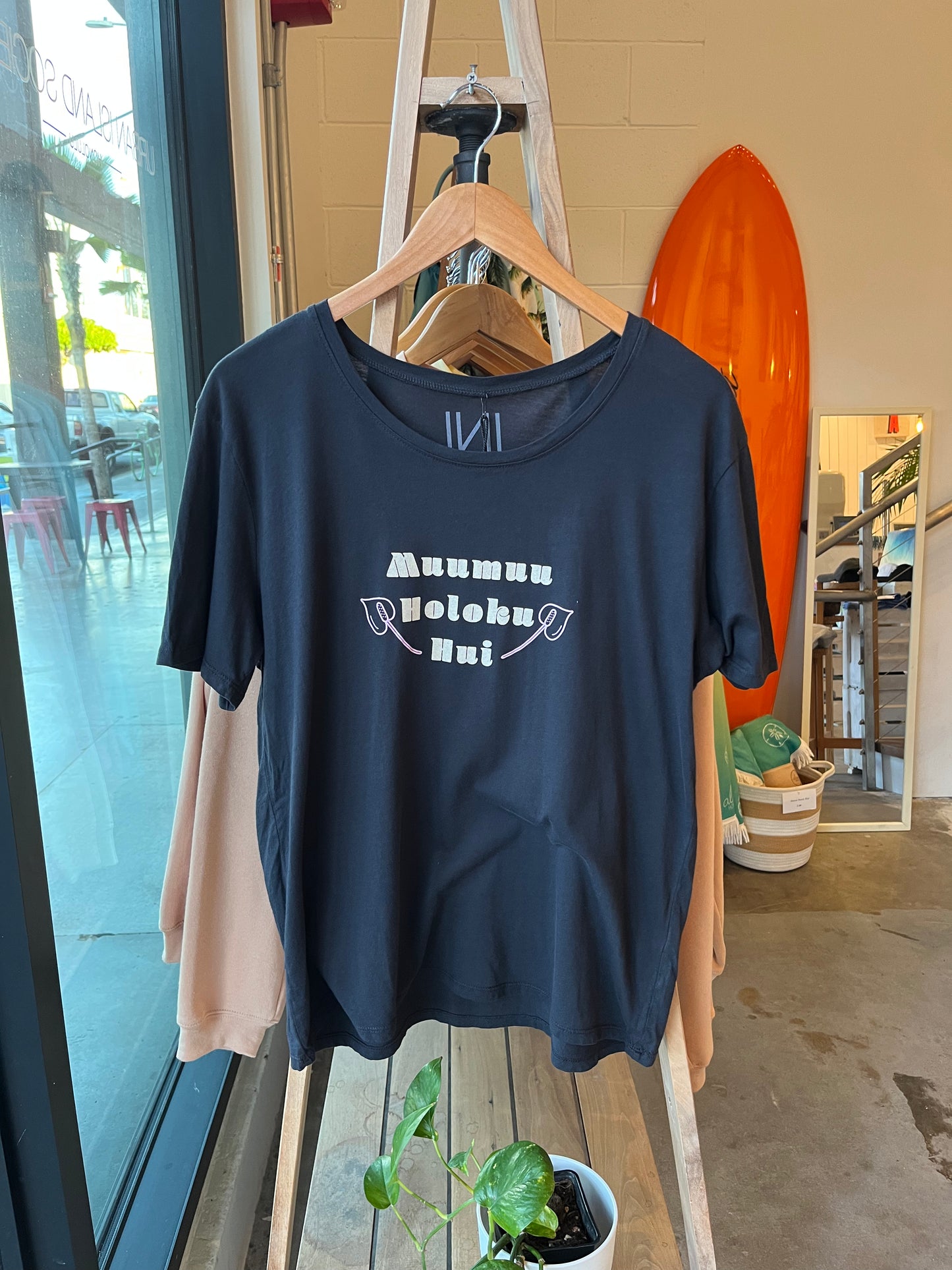 INI HAWAII- Muumuu Holoku Hui Tee Black