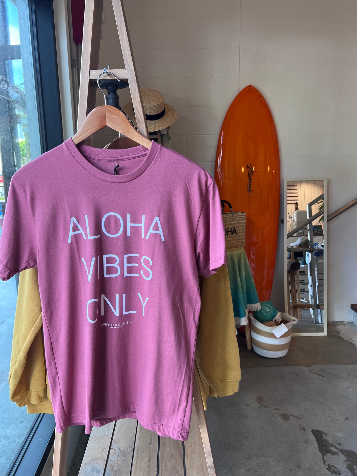 UIS - Aloha Vibes Only Tee